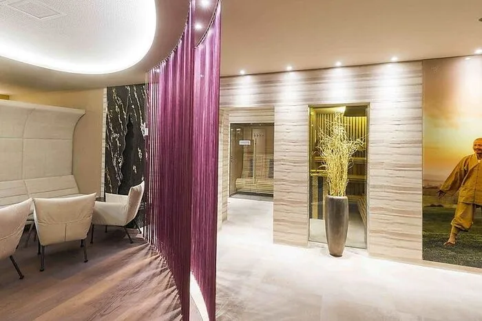 Platz 2:Reiters Supreme *****, Tirol, 4 Lilien, 20 Punkte Das Fünfsternhotel in Reiters Reserve, einem 120 Hektar großen Naturareal. Mit außerordentlich großem Wellnessbereich (neun Pools). Das Damen-Spa bietet mehrere Saunen, einen herrlich warmen Whirlpool und edel gestaltete Ruhebereiche. Ausgezeichnete Küche mit „Farm to Table“-Konzept, also mit Zutaten von Bauernhöfen aus der Umgebung – das Hotel hat sogar drei eigene!HP ab € 124,–.https://www.relax-guide.com/reiters-supreme