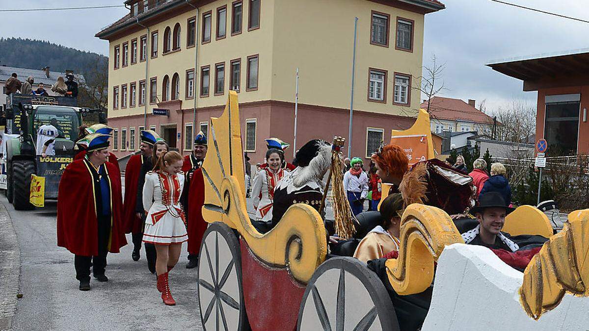 Am Dienstag ziehen die Narren durch die Bezirksstadt 