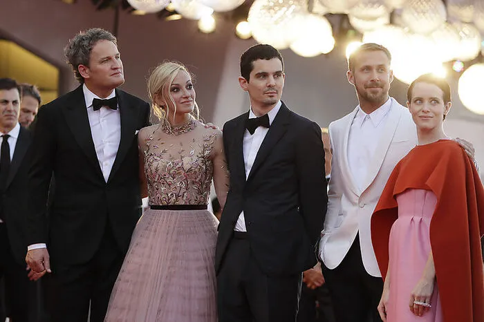 Chazelle und Hamilton hatten prominente Verstärkung dabei: die "First Man"-Stars Jason Clarke, Ryan Gosling und Claire Foy.
