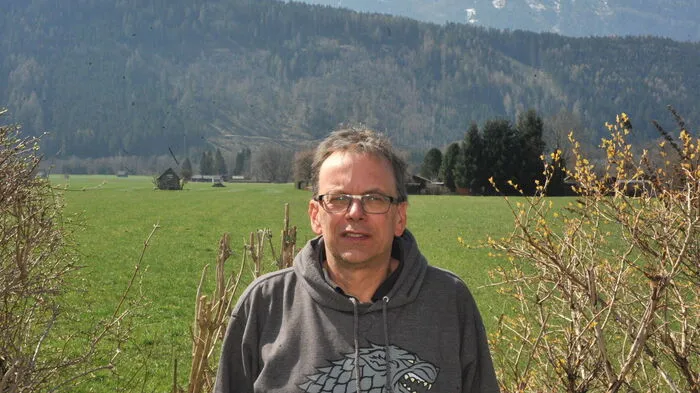 Alois Sturm wohnt in einem der südlichsten Einfamilienhäuser von Liezen, im Hintergrund eine Kleingartensiedung, ganz südlich verläuft die Enns