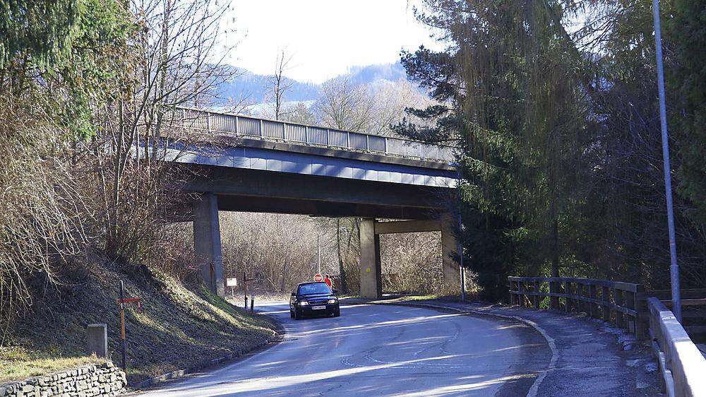 Anstatt dieser Brücke bei der Abzweigung nach Parschlug soll ein Kreisverkehr kommen