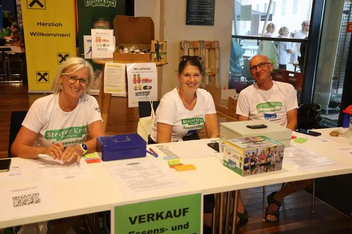 Im Start- und Zielbereich konnten sich die Teilnehmenden mit Getränken und kleinen Speisen stärken