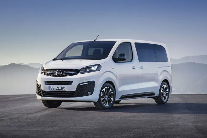 Das bedeutet: Die kleinste Version ist knapp zehn Zentimeter kürzer als der auslaufende Zafira, die größte hat schon das Format eines Vivaro und hat ein Ladevolumen von rund 4500 Litern.