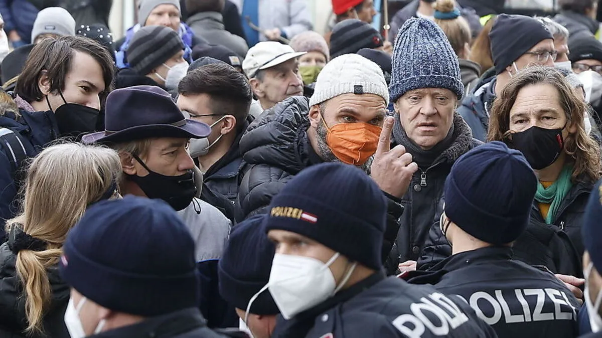 Wie in Graz krachten auch in Ternitz Demonstranten mit der Polizei aneinander.