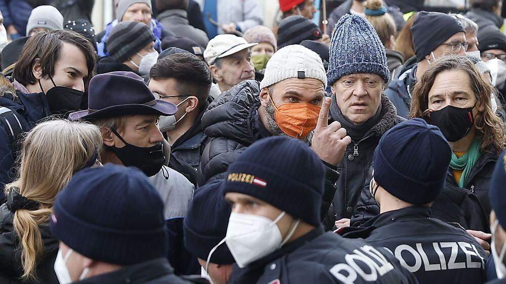 Wie in Graz krachten auch in Ternitz Demonstranten mit der Polizei aneinander.