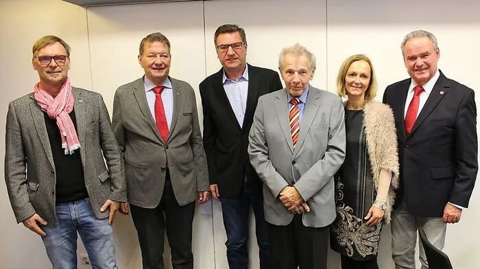 Anton Stöbel (3.v.l.) mit seinem Vorgänger Fritz Gell (4.v.l.) bei der Sitzung des Pensionistenverbandes in Weiz