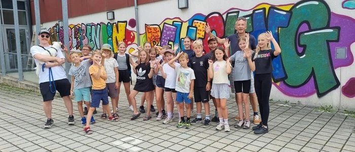 Graffiti-Künstler Marvin Busta und Organisator Norbert Lipp mit den Kindern beim Street-Art-Workshop in St. Ruprecht an der Raab
