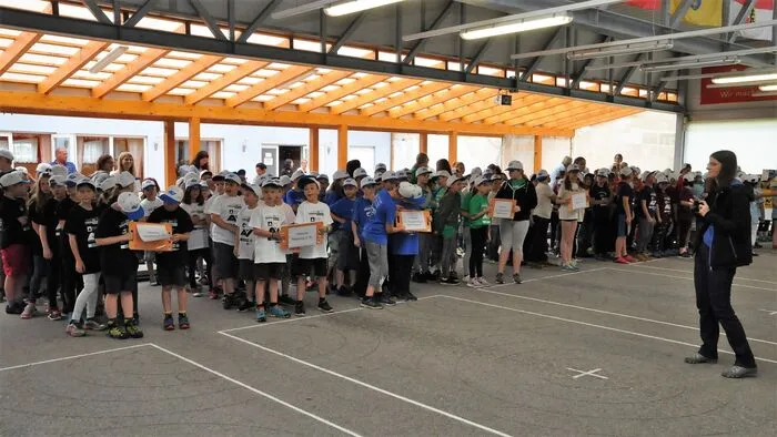 In der Marktgemeinde Krieglach macht die Safety-Tour Station. Die Kinder der 3. und 4. Volkschulklassen beweisen dabei ihr Wissen zum Thema Sicherheit. 