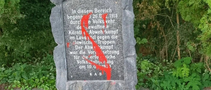Der beschmierte Gedenkstein