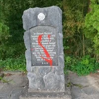 Mit roter Farbe beschmiert: der Gedenkstein des Abwehrkämpferbundes in Krottendorf bei Ettendorf in der Marktgemeinde Lavamünd