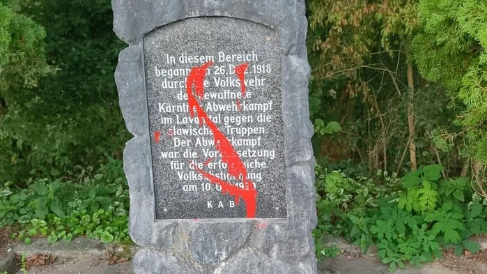 Der beschmierte Gedenkstein 