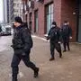 Russische Polizeibeamte vor dem Tatort, einem Wohnhaus in Moskau