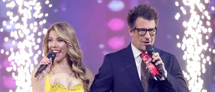 Moderatorin Victoria Swarovski und Moderator Daniel Hartwich