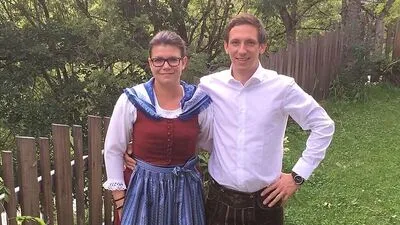 Das Dirndlkeid der Mädchen gibt es in zwei verschiedenen Versionen 