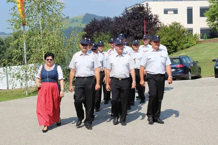 Nach der feierlichen Prozession marschierten die Kameraden zum Festgelände.