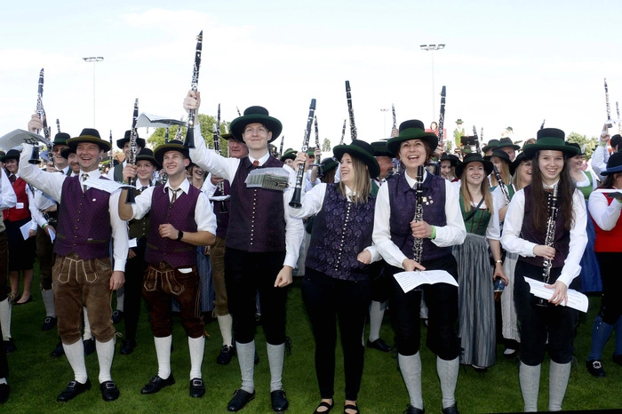...standen bei der zweitägigen Eröffnungsshow in der Sportarena.