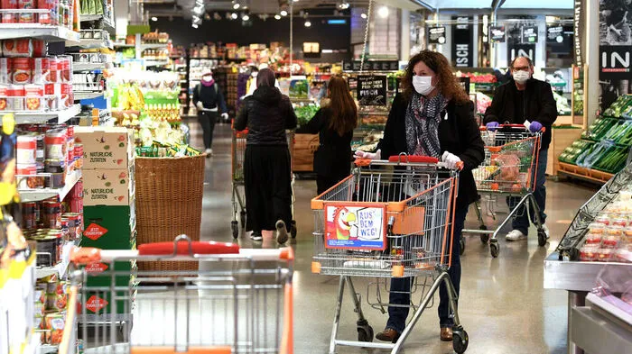 Mit jeder neuen Welle an Corona-Infektionen bleiben die Konsumenten mehr daheim.