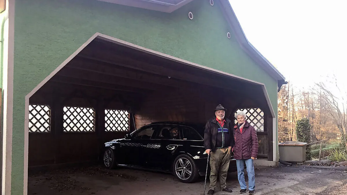 Herta und Gottfried Mathi wollen die Zufahrt auf die Gemeindestraße oberhalb des Hauses verlegen