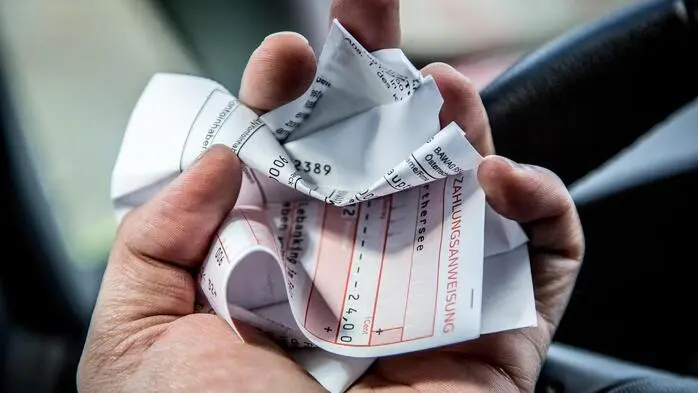 Der 66-Jährige war so erbost über einen Strafzettel, dass er die Parkwächterin angriff (Symbolfoto)