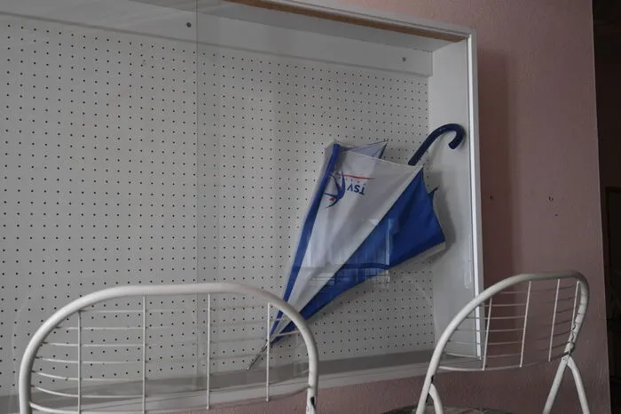 In einer Vitrine im Eingangsbereich lehnt auch noch ein alter TSV-Hartberg-Schirm.