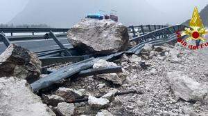 Gesteinsbrocken blockierten in Friaul die Autobahn zwischen Österreich und Italien 