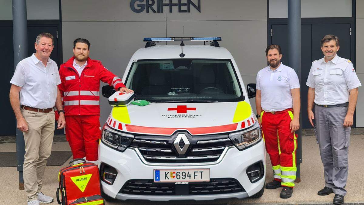 Pruntsch (Zweiter von links) bei der Übergabe der Ausrüstung mit Müller (links) und Koller sowie Topar (rechts)