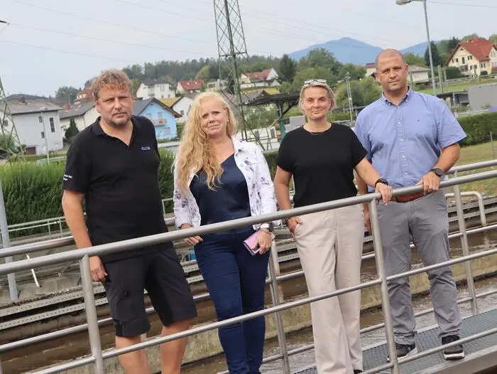 Alois Strobl-Koller (Betriebsleiter der Kläranlage), Vizebürgermeisterin Monika Langs, Bürgermeisterin Bettina Bauernhofer und Robert Schaffernack, Abteilungsleiter für die Wasserversorgung in der Stadtgemeinde Weiz.