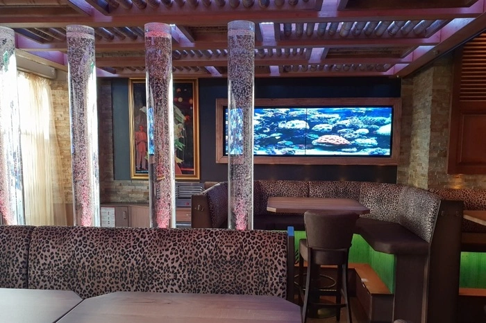 Dazu gehören sprudelnde Wassersäulen und ein Leinwand-Aquarium.