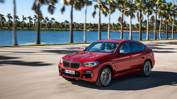 Die zweite Auflage des BMW X4 ist im Vergleich zu seinem Vorgänger um 81 auf 4752 Millimeter Außenlänge gewachsen. Der Radstand streckt sich um 54 auf 2864 Millimeter und auch in der Breite hat das SUV um 37 auf 1918 Millimeter zugelegt. Im Zentrum der Front steht die dreidimensional gestaltete BMW-Niere, die eine ganze Nummer größer ausfällt.