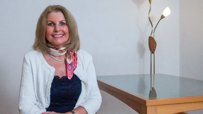 Melanie, 50-jährige medizinische Sekretärin aus Wien sucht auf diesem Wege einen Lebensabschnittspartner. Sie ist seit zwei Jahren alleine, denn „die Männer die mir gefallen, sind meist verheiratet.“ Aus ihrer geschiedenen Ehe stammt eine mittlerweile erwachsene Tochter. Melanie weiß nun, „zum Glücklich sein brauche ich keinen Trauschein.“ In ihrer Freizeit sportelt Melanie viel, sie läuft Halbmarathon, macht Krafttraining und Aerobic. Das meiste Geld gibt sie für Schönheit aus.