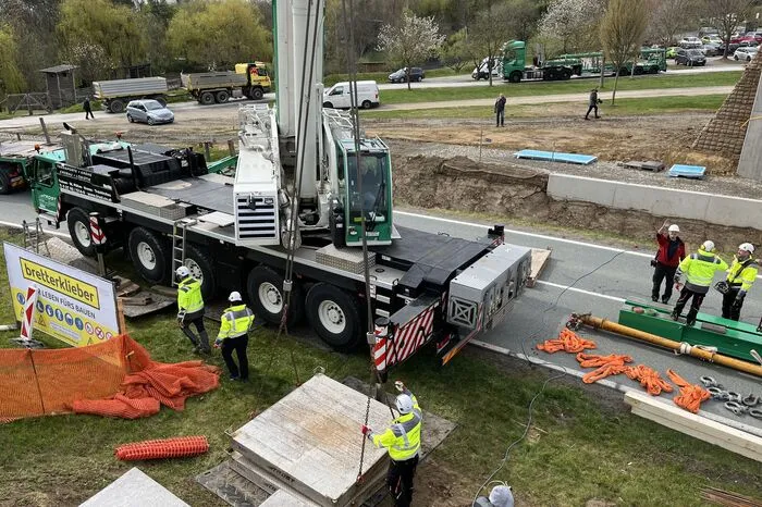 ... 24 Tonnen schwere Brücke versetzt werden.