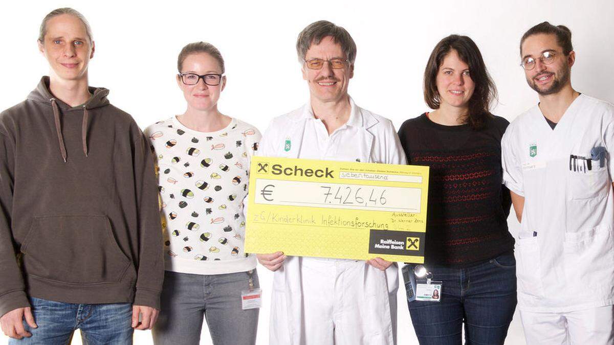 Professor Werner Zenz und Team freut sich über das Geld