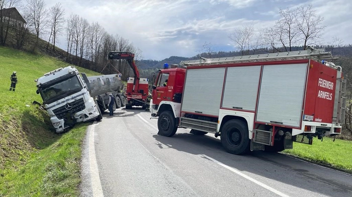 Mit einem Kran und einer Seilwinde konnten die Feuerwehrleute den Lkw bergen