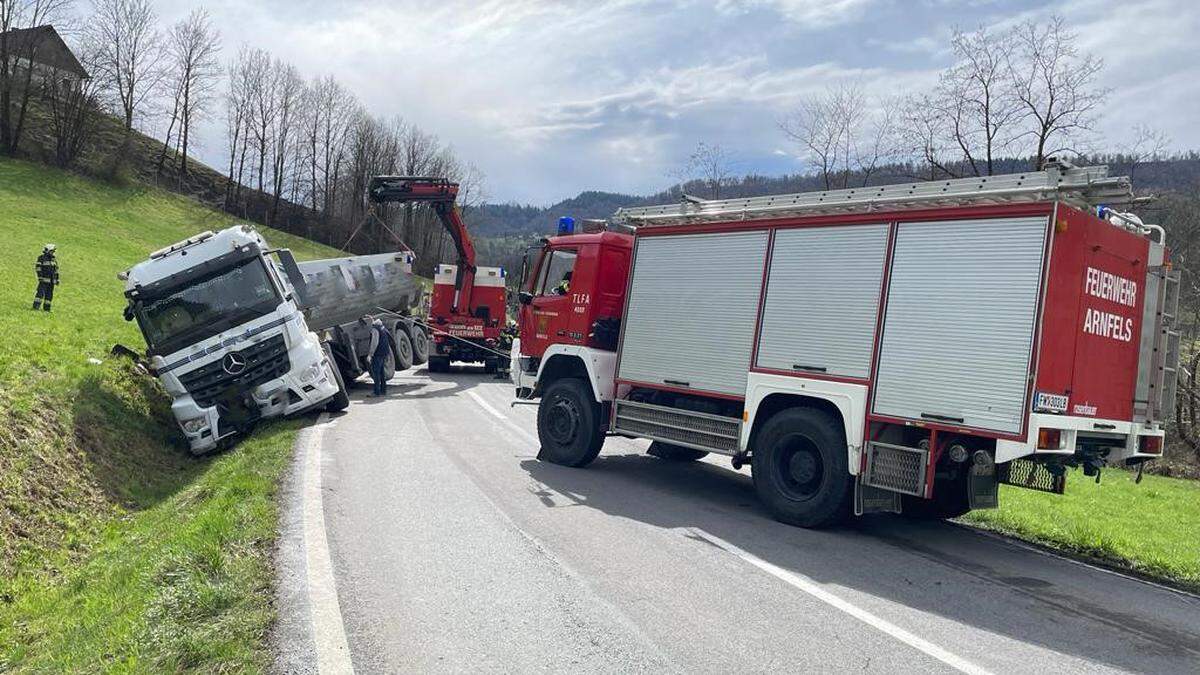 Mit einem Kran und einer Seilwinde konnten die Feuerwehrleute den Lkw bergen