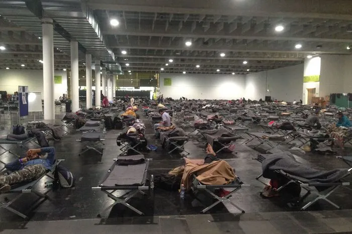 Weitere 600 Flüchtlinge machen Zwischenstation in Graz. Sie beziehen kurzfristig Quartier in der Stadthalle, dann geht es weiter zum Ostbahnhof. Den ÖBB gehen die Sonderzüge aus. Der Druck auf steirische Bürgermeister, Asylquartiere in ihrer Gemeinde bereitzustellen, steigt.