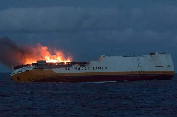 Das gesunkene Containerschiff hatte auch Gefahrgut an Bord.  
