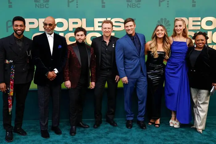 Von links: Actors Anthony Hill, James Pickens, Jake Borelli, Kevin McKidd, Chris Carmack, Camilla Luddington, Kim Raver and Chandra Wilson