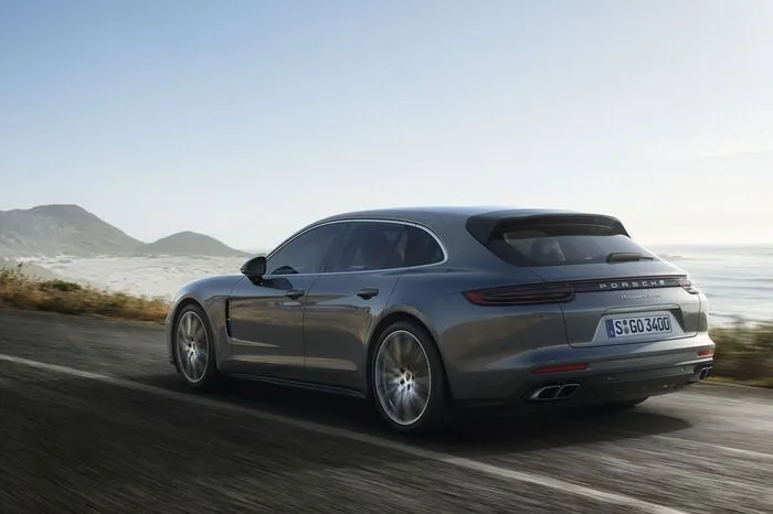 So wie die Limousine kennzeichnen den Sport Turismo sehr dynamische Proportionen: Das Fahrzeug ist 5049 Millimeter lang, 1428 Millimeter hoch und 1937 Millimeter breit, verfügt über einen Radstand von 2950 Millimeter. Zusätzlich prägen kurze Karosserieüberhänge und die bis zu 21 Zoll großen Räder die Silhouette.