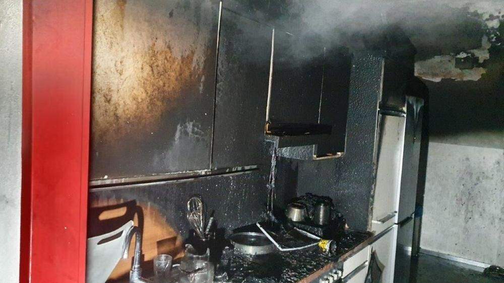 Der Küchenbrand konnte rasch gelöscht werden. Der Atemschutztrupp rettete das Tier.