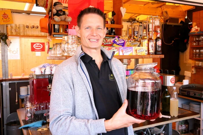 Es ist das Getränk „Himbärli“, ein selbst angesetzter Himbeerschnaps. 