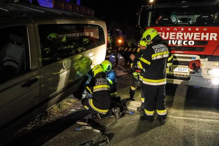 Diese "Geisterfahrt" wurde nach rund 30 Metern von einem Stromverteilerkasten und einer Steinmauer eines Einfamilienhauses gestoppt.