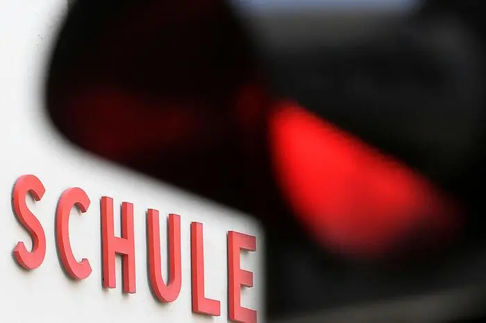 Die Corona-Ampel zeigt erstmals "rot", in vier Bezirken. Einige Länder verbessern den Schutz von Alters- und Pflegeheimen.