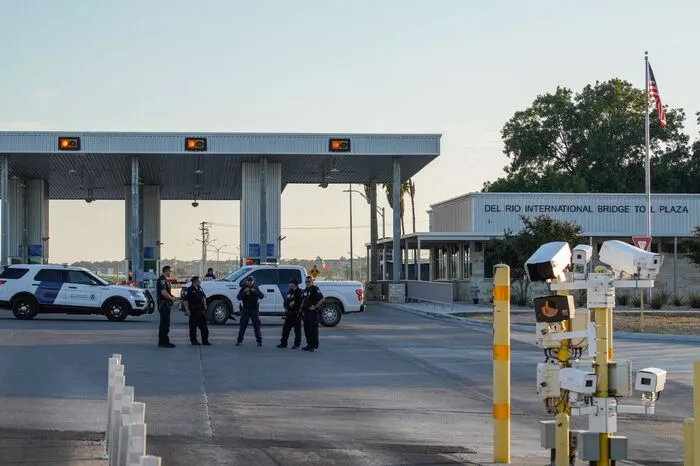 Videoaufnahmen zeigen, wie Familien unter prekären Bedingungen im Freien und unter der Grenzbrücke Del Rio International Bridge campen.
