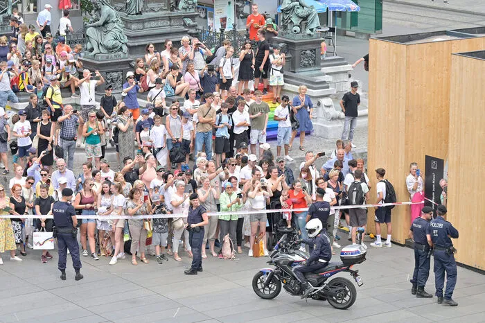 Royale Fans, aber auch neugierige Zaungäste, die zufällig vorbeigekommen waren, positionierten sich vor dem Rathaus.