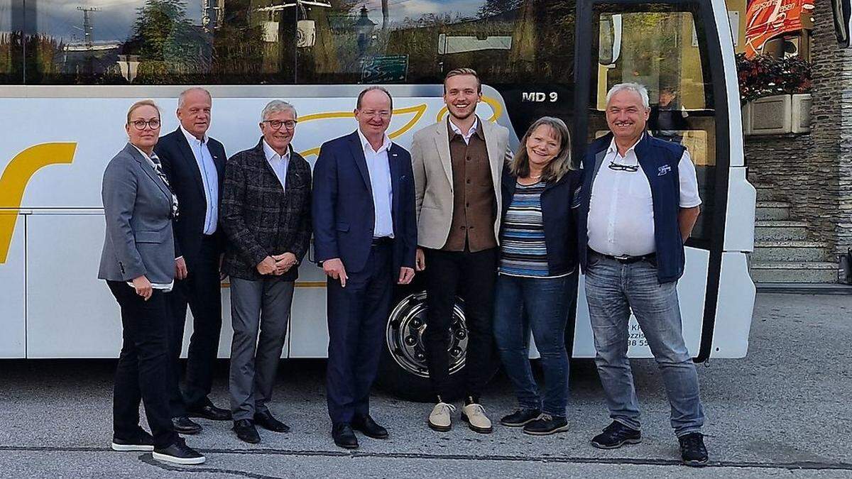 Die Vertreter der Wirtschaftskammer besuchten das Transportunternehmen von Peter Almer