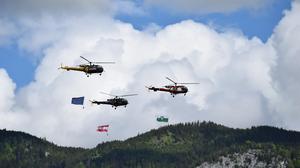 Formationsflug mit Flaggen vor dem offiziellen Festakt zur Verabschiedung der Alouette III in den Ruhestand