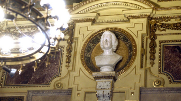 1,427 Millionen Euro teuer war die Restaurierung in der Wiener Staatsoper. Da glänzt nun auch Wolfgang Amadeus Mozart wieder.