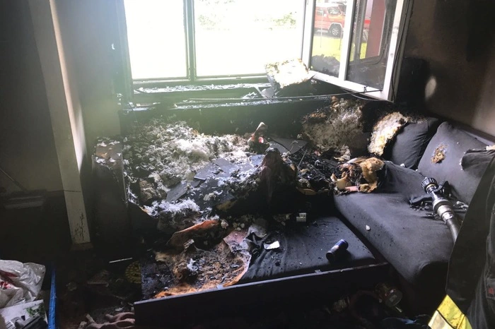 Die Wohnung wurde durch das Feuer schwer beschädigt. Zwei Nachbarn mussten wegen des Verdachts einer Rauchgasvergiftung in das Krankenhaus transportiert werden.