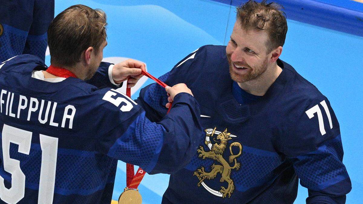 Finnlands Kapitän Valtteri Filppula überreichte Leo Komarov bei Olympia in Peking die Goldmedaille 