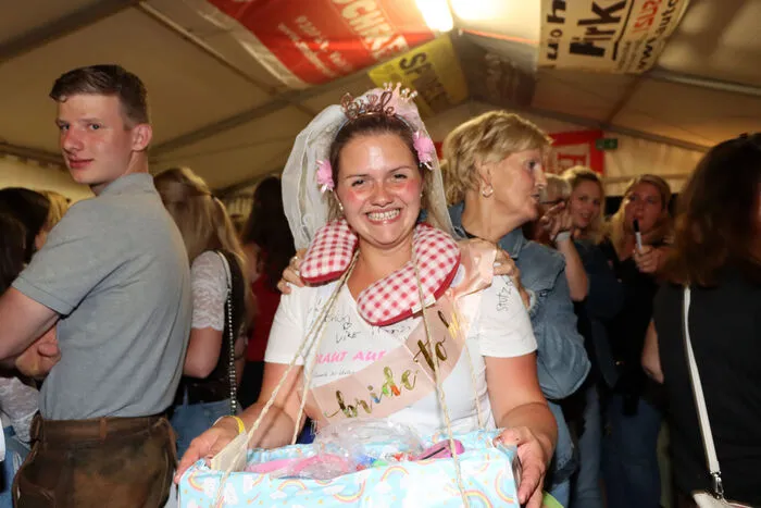 Die Chorleiterin-Stvr. der Sängerrunde Pisweg und Landwirtin Elisabeth "Lisi" Olschnegger feierte mit ihren Freundinnen beim Fest ihren Polterabend. Am Samstag, 16. September 2023 gibt es dann in der Kirche Pisweg die Kirchliche  Hochzeit mit Manuel Prodinger (Selbständiger Unternehmer). 